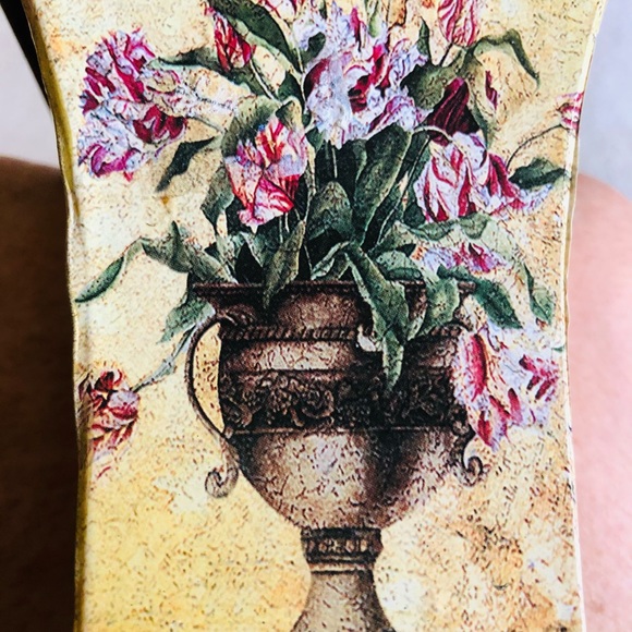 Beautiful Vase - Picture 3 of 5